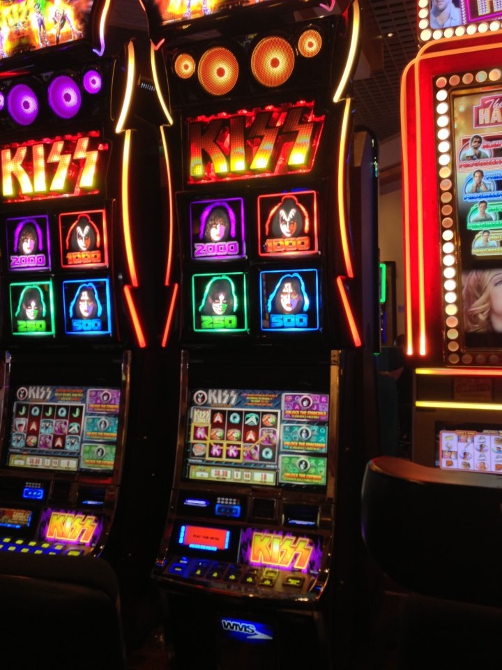 Kiss Slot Machine